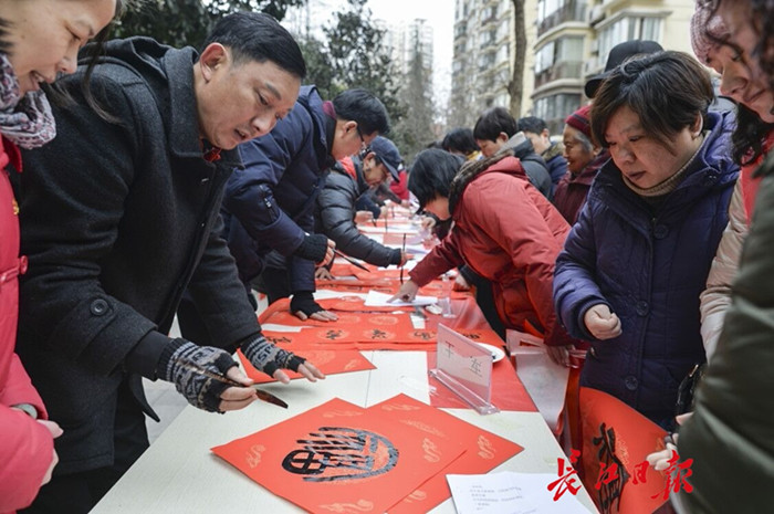 這一天，居民激動了，第一次在社區(qū)里升國旗唱國歌(圖1)