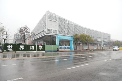 四百建設(shè)者奮戰(zhàn)軍運(yùn)會主場館(圖4)