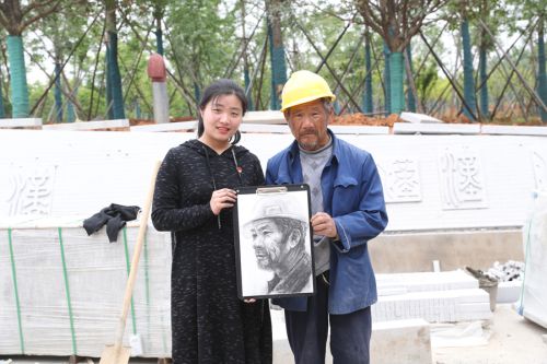 致敬軍運勞動者  手繪最美奮斗人 華師美院學生為軍運會建設者畫像(圖6)