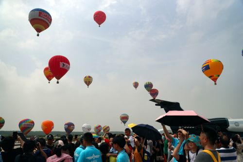 2019國(guó)際航聯(lián)世界飛行者大會(huì)在我區(qū)開(kāi)幕 頂尖飛行員翱翔“天空之城”(圖19)